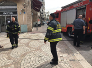 بالصور: طواقم الانقاذ تنجح بانتشال محتجزين من شقة اشتعلت بها النيران بيافا